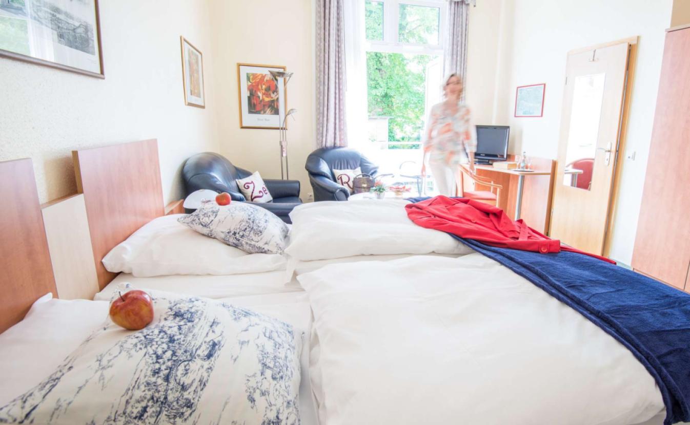Schlafzimmer mit Balkon zum Garten