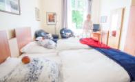 Schlafzimmer mit Balkon zum Garten