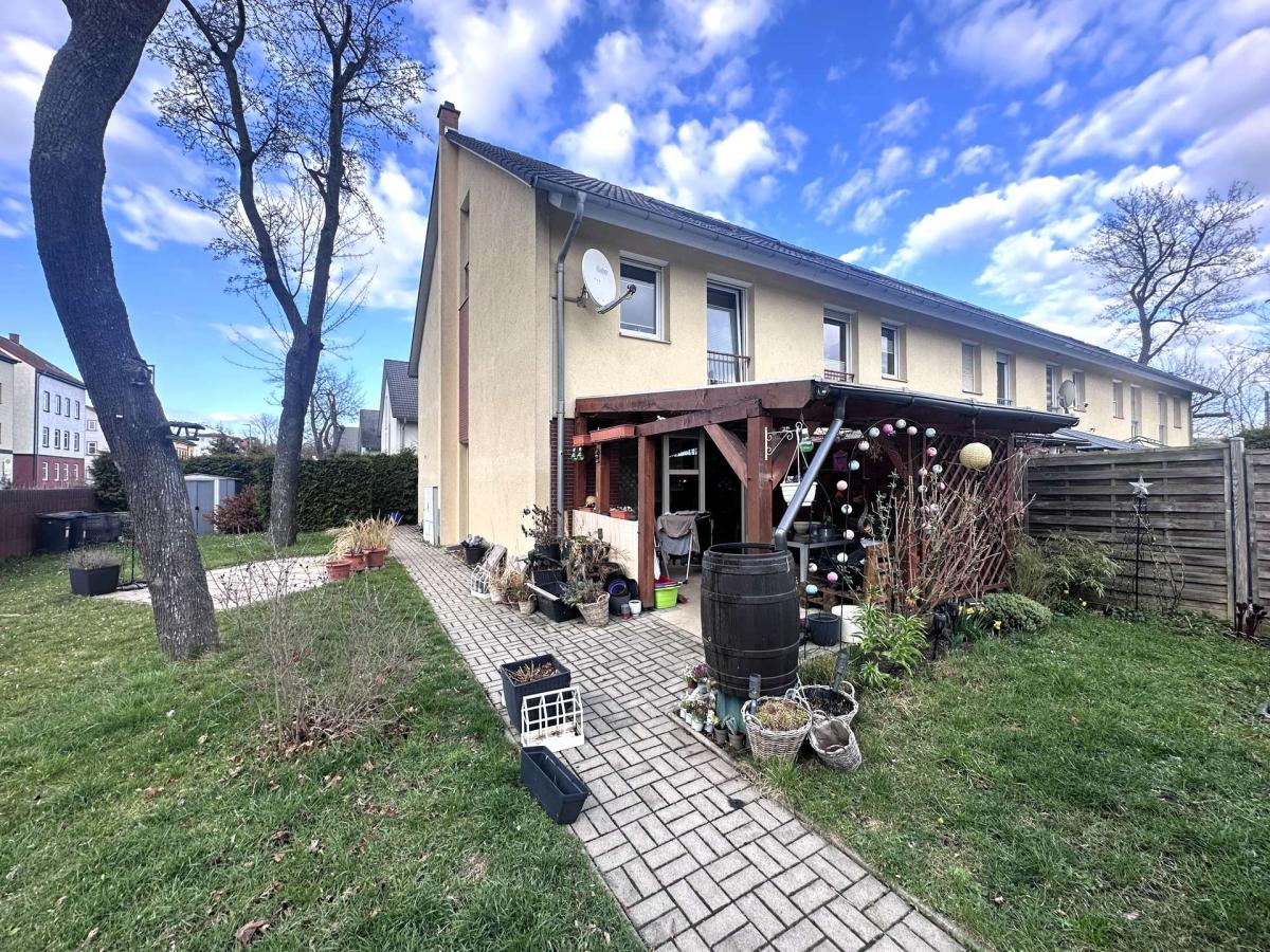 Haus rückseitig mit Garten