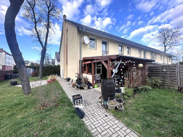 Haus rückseitig mit Garten