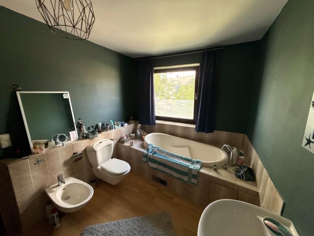 Badezimmer mit grünen Akzenten