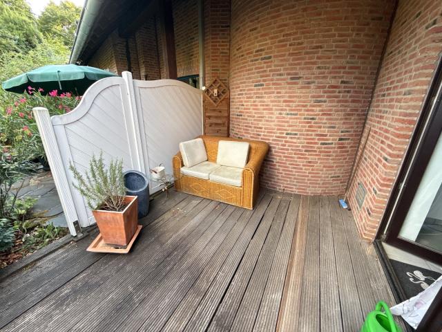 Terrasse mit gemütlicher Sitzbank
