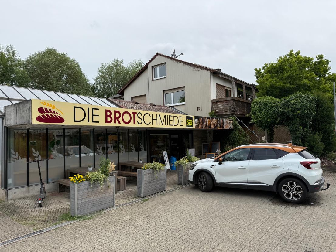 Seitenansicht mit Bäckereifiliale