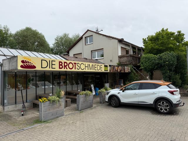 Seitenansicht mit Bäckereifiliale