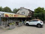 Seitenansicht mit Bäckereifiliale