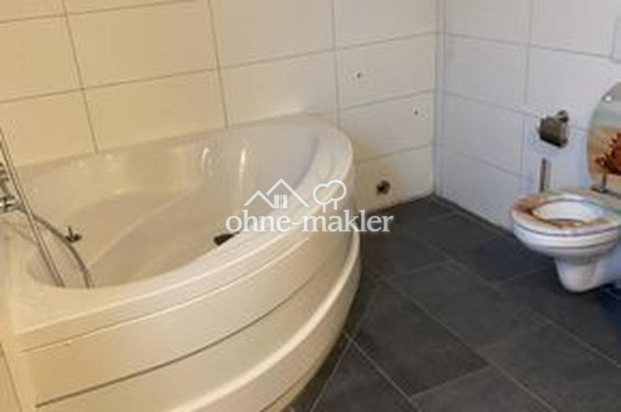 Bad, Dusche mit Toilette