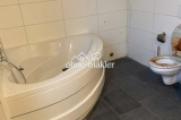 Bad, Dusche mit Toilette