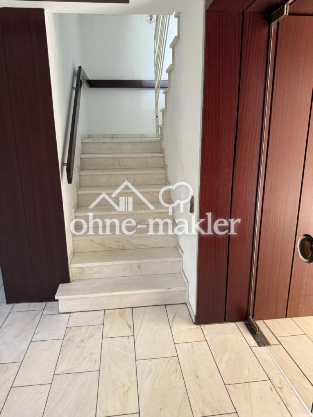 Treppe aus Flur zu 1. OG
