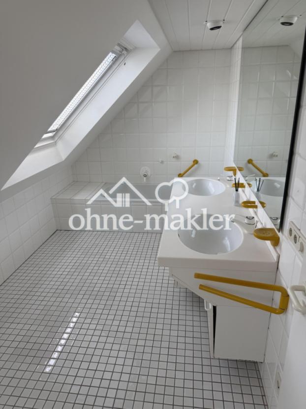 Badezimmer mit Dusche Wanne