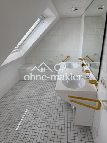Badezimmer mit Dusche Wanne