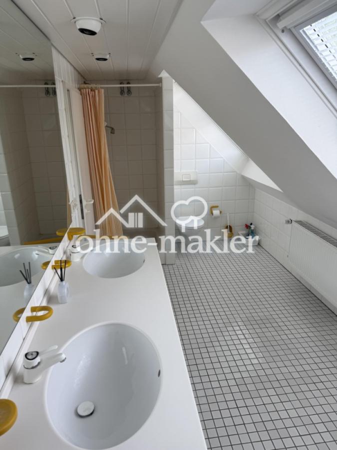 Badezimmer mit Dusche Wanne