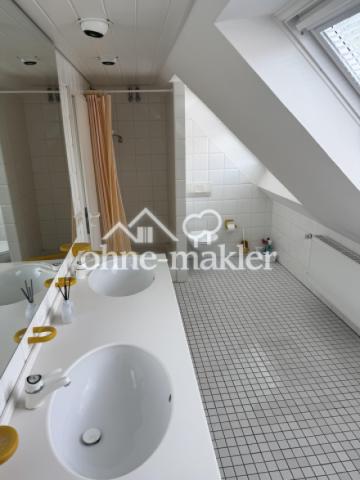 Badezimmer mit Dusche Wanne