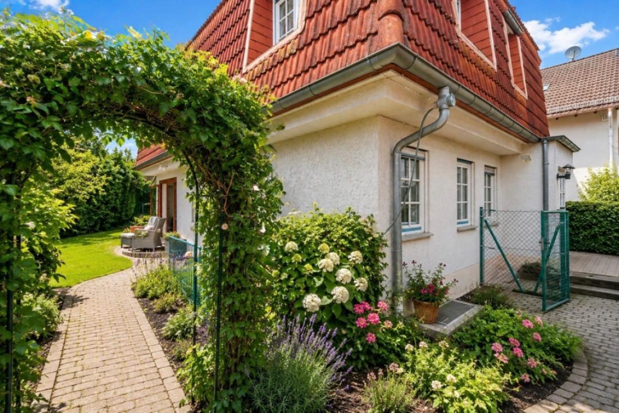 Weg zum Keller & Garten