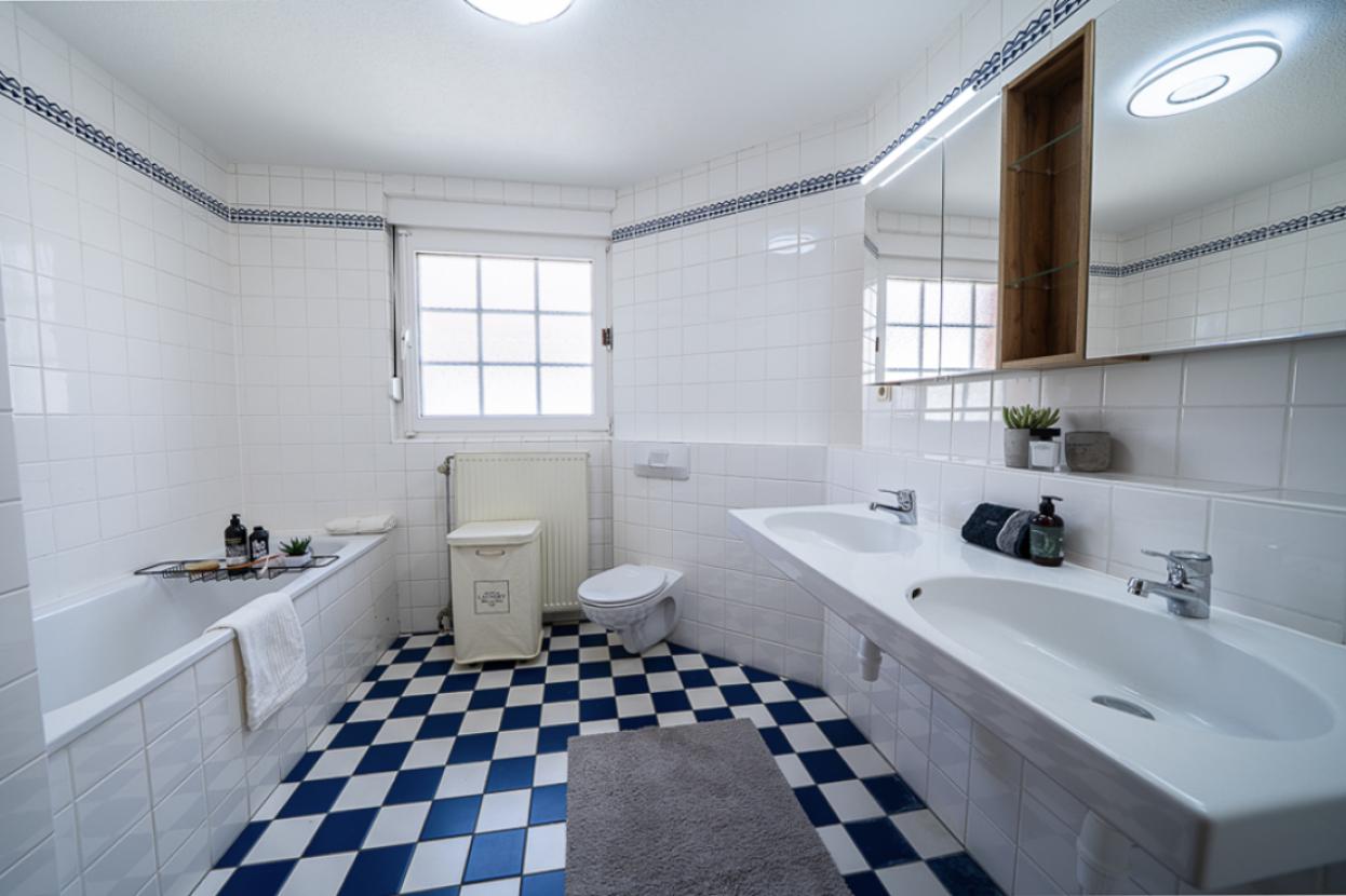 Bad mit Badewanne