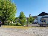 Parkplätze und Garteneingang