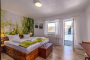 Doppelbettzimmer mit Balkon