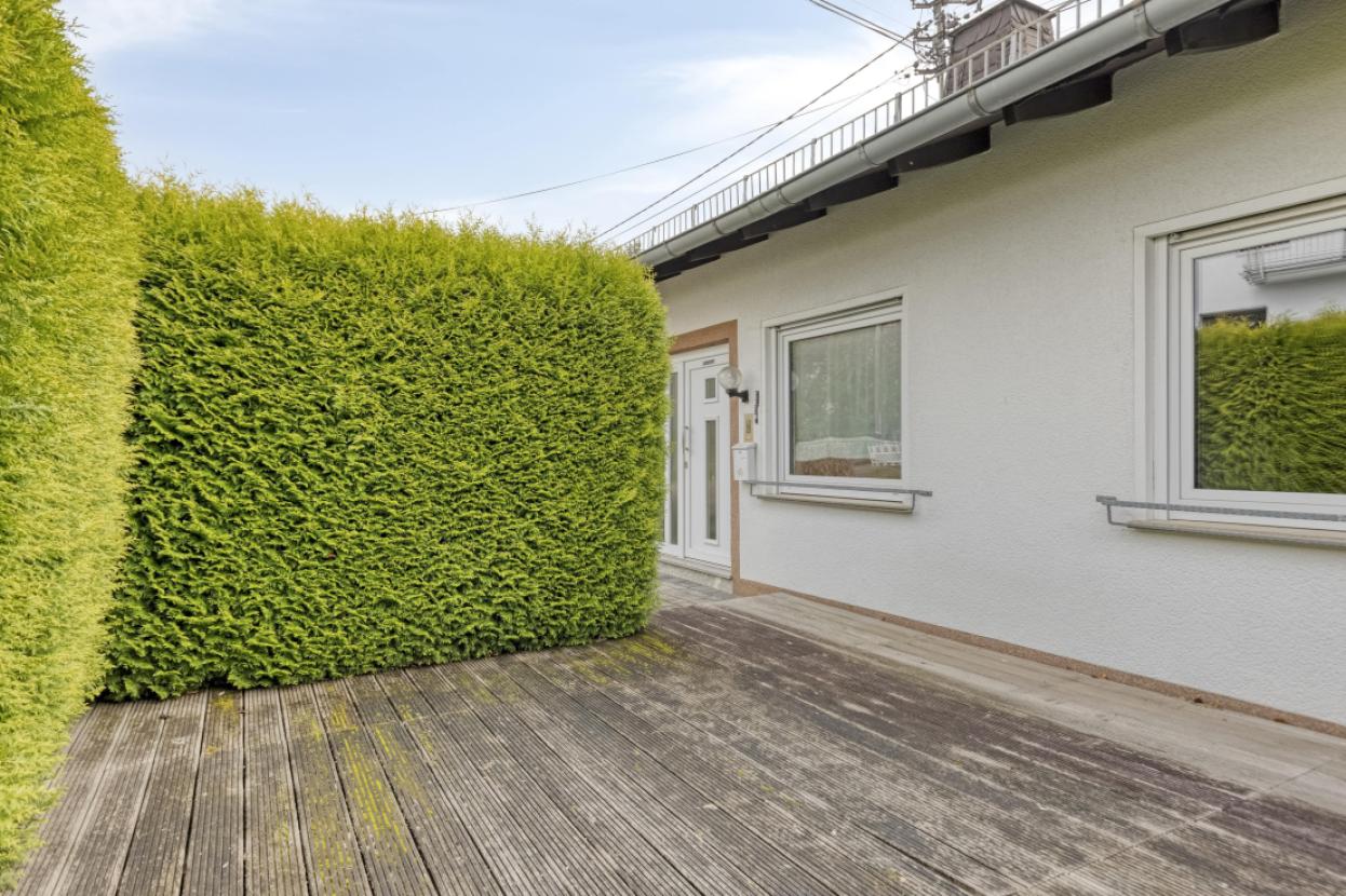 Sichtgeschützte Terrasse vor dem Haus
