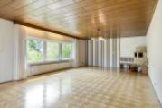 Wohnzimmer mit Panoramafenster und Balkonzugang