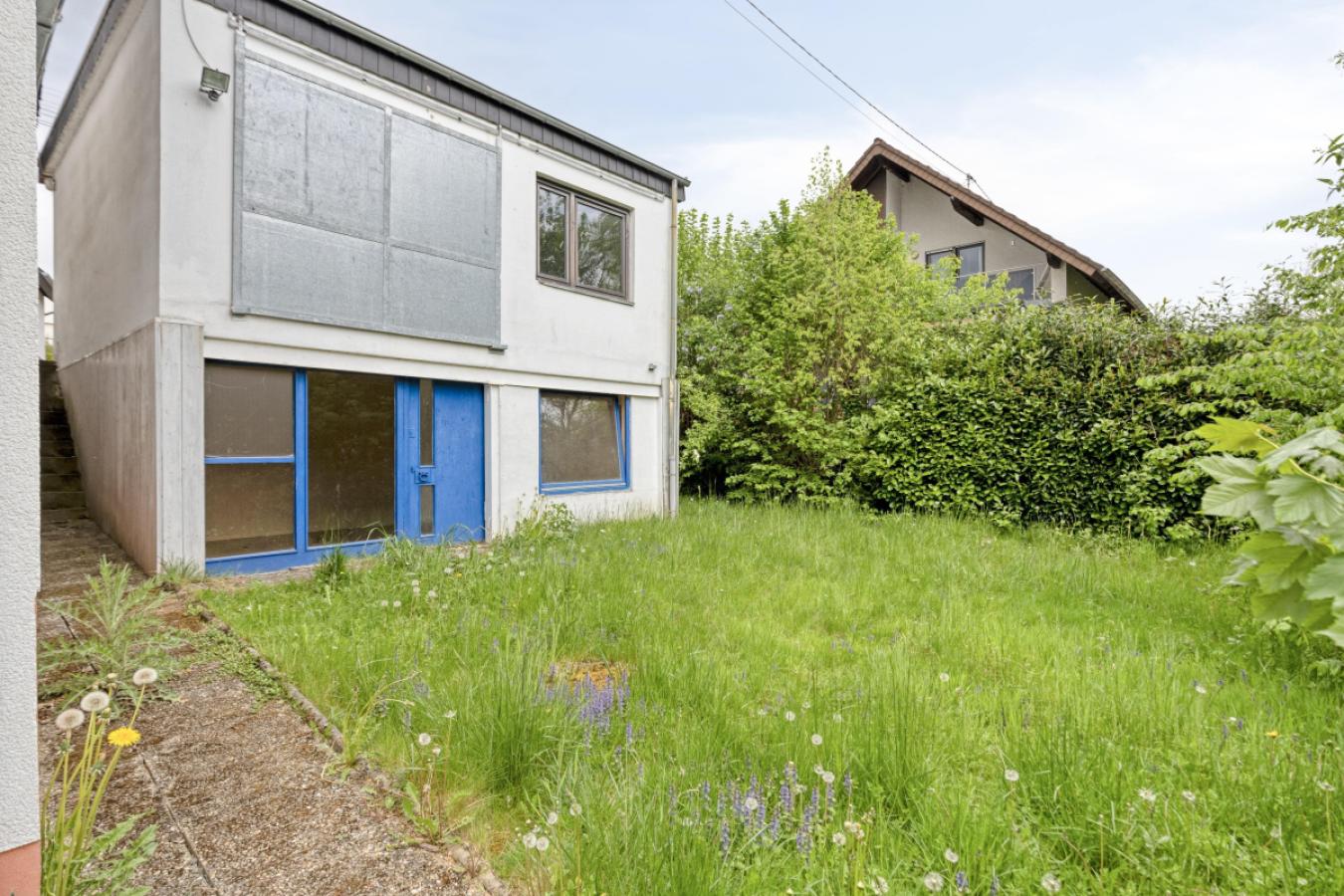 Rückseite Doppelgarage, Garten und Partylaube