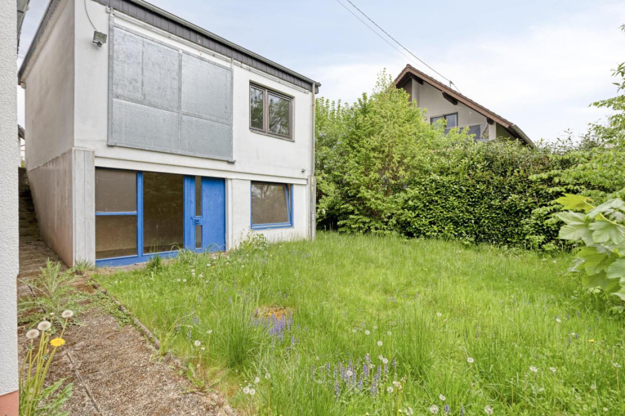 Rückseite Doppelgarage, Garten und Partylaube