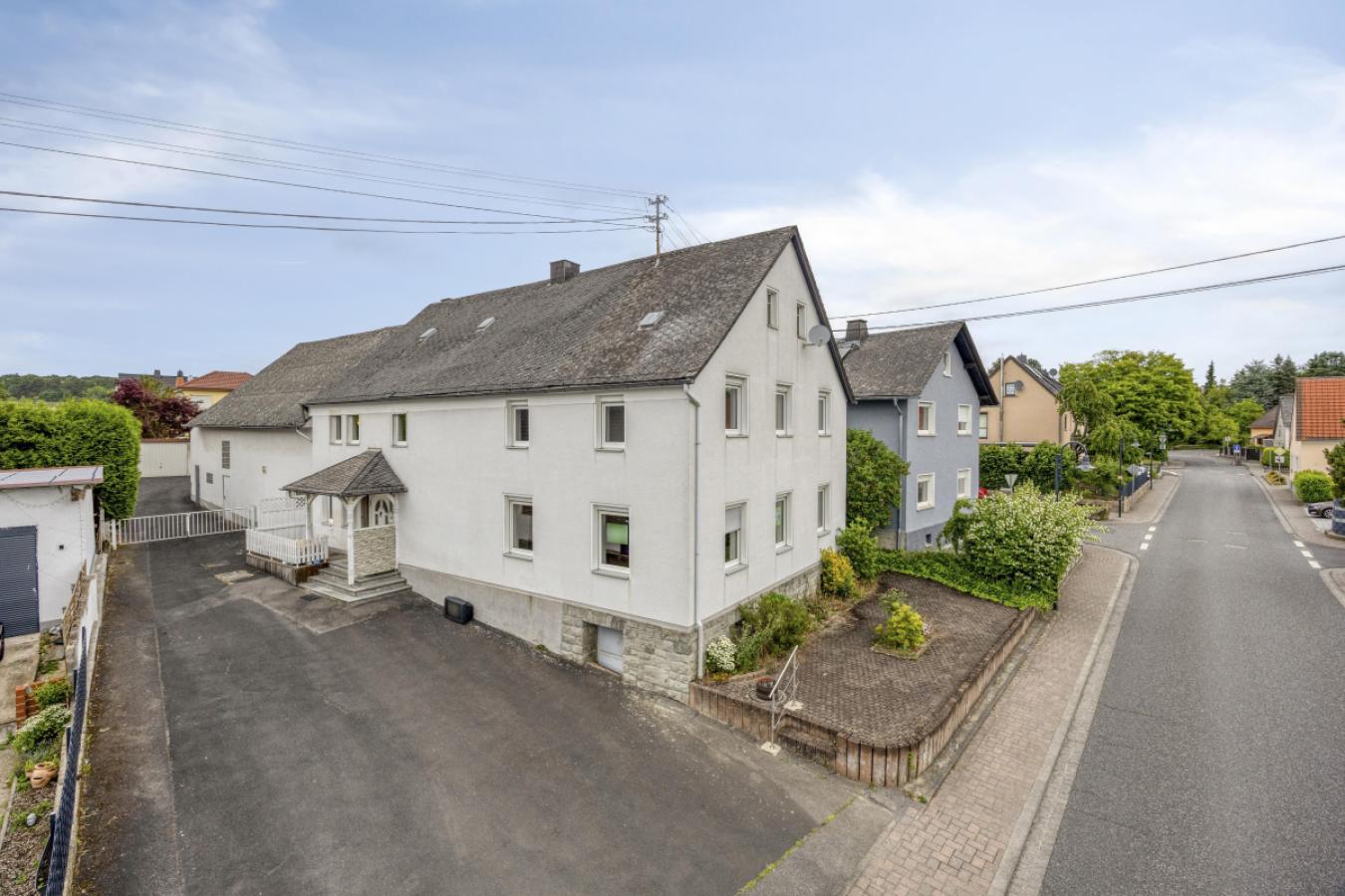Haus Mit Scheune und Hof