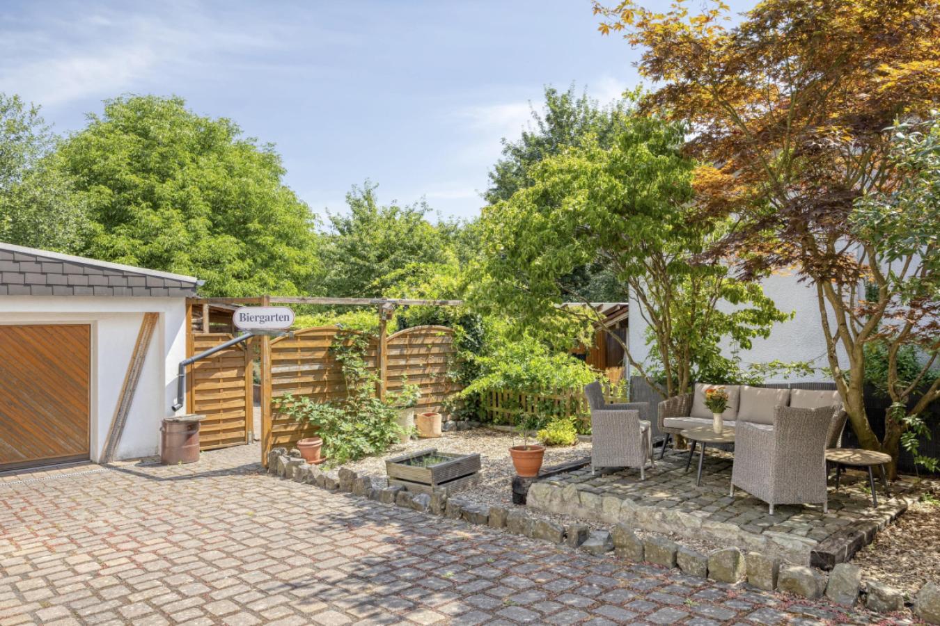 Hofeinfahrt mit Garage, Sitzplatz und Grillecke