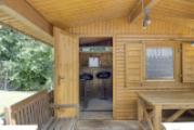 Gartenhaus mit überdachter Terrasse