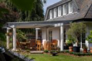 Überderdachte Terrasse mit Verschattungsmöglichkeit