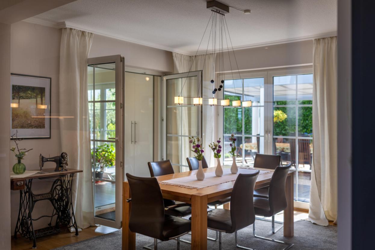 Essbereich mit Zugang zur Terrasse und Wintergarten