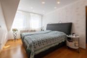 Schlafzimmer mit angrenzendem Ankleideraum