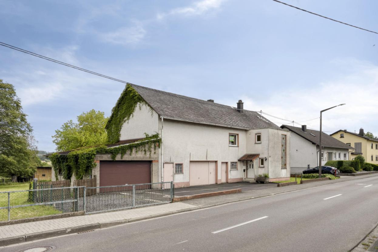 Strassenansicht von links