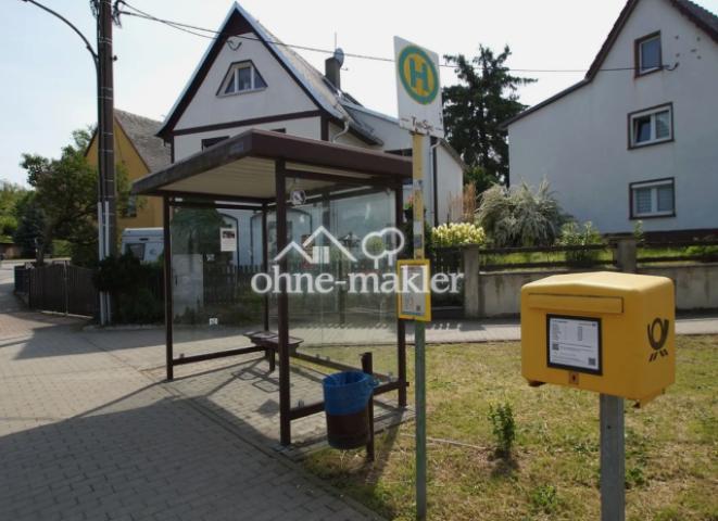 Bushaltestelle im Ort