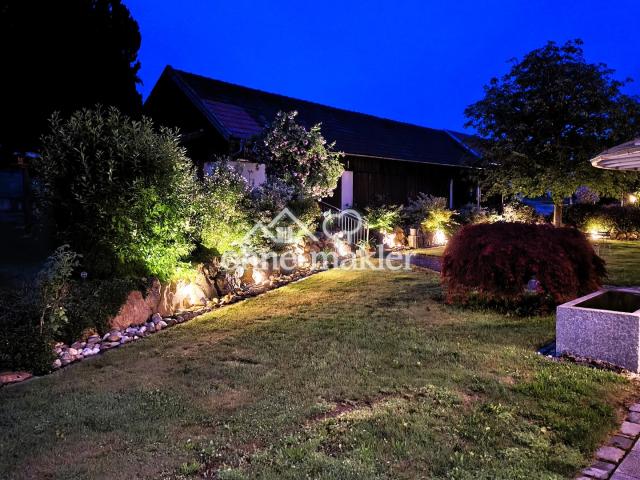 Natursteinmauer bei Nacht