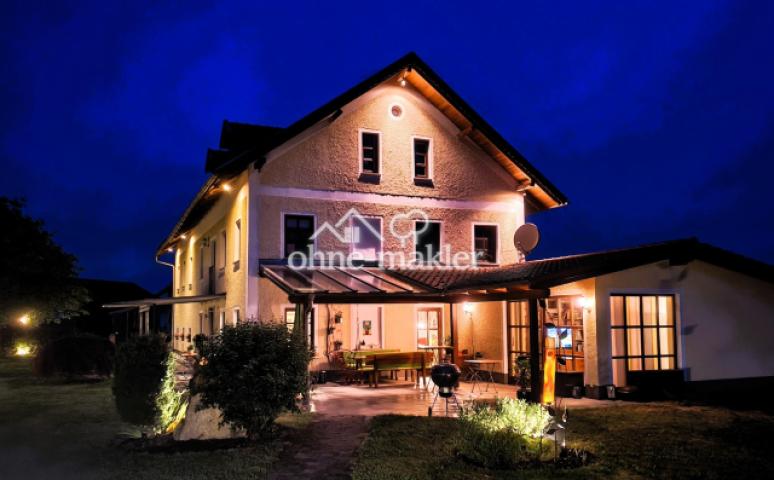 Südostansicht bei Nacht