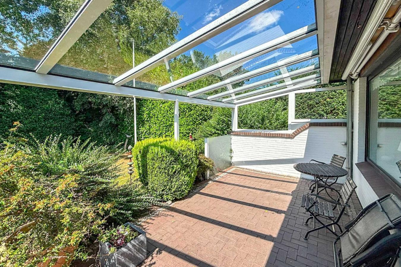 überdachte  Terrasse mit Beschattung
