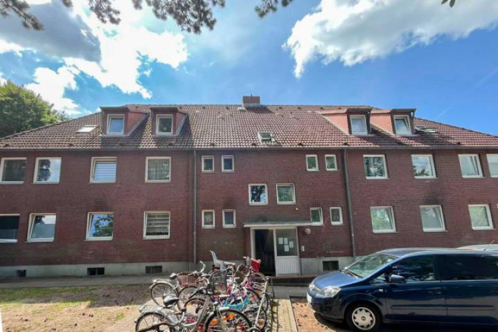 Frontansicht mit Stellplätzen