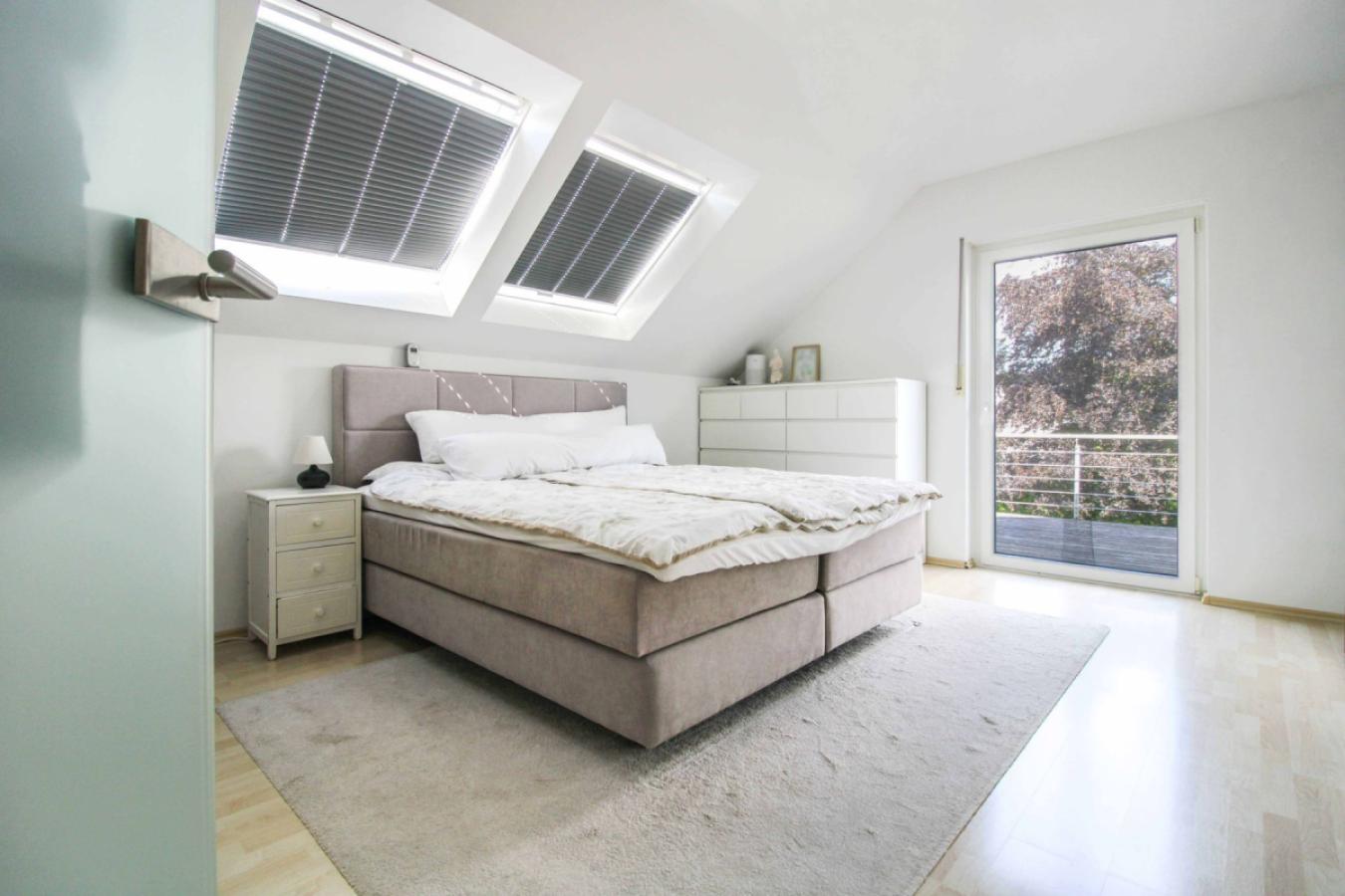 Schlafzimmer mit Dachterrassenzugang