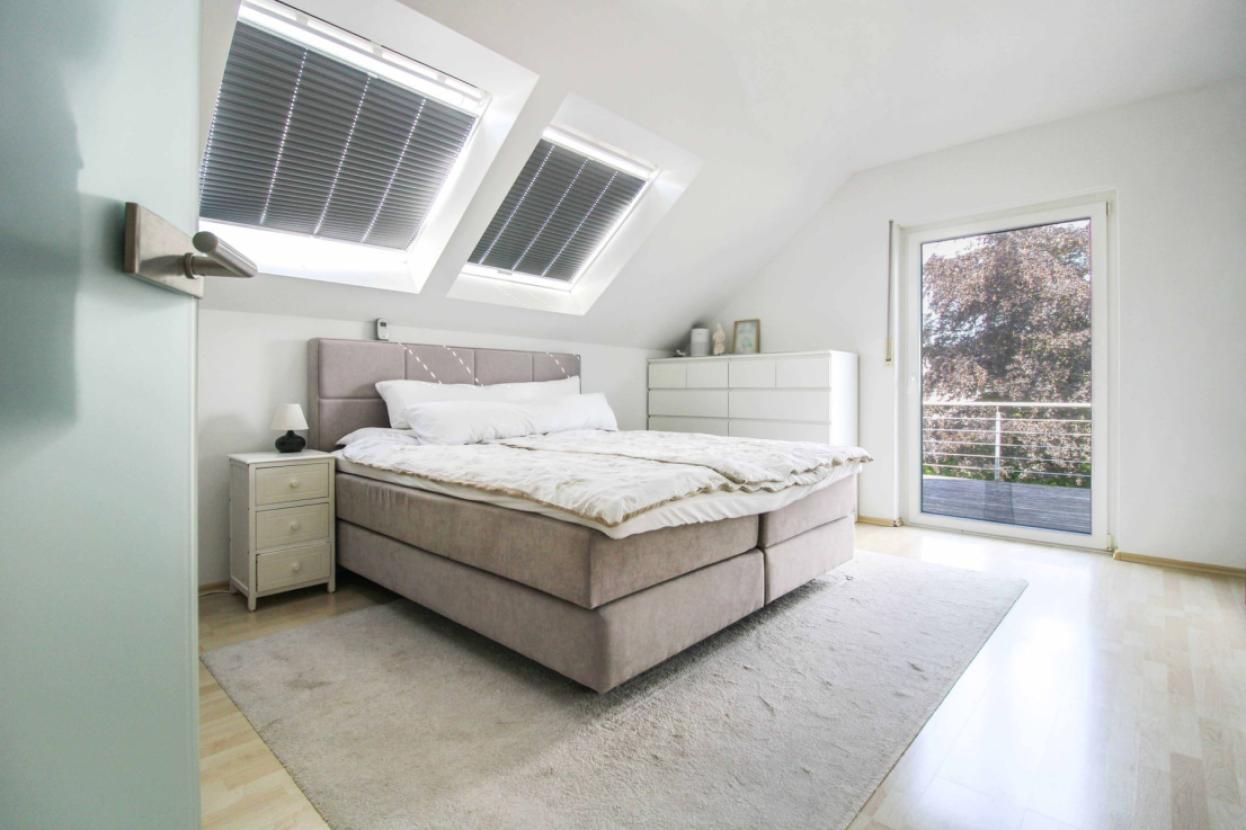 Schlafzimmer mit Dachterrassenzugang