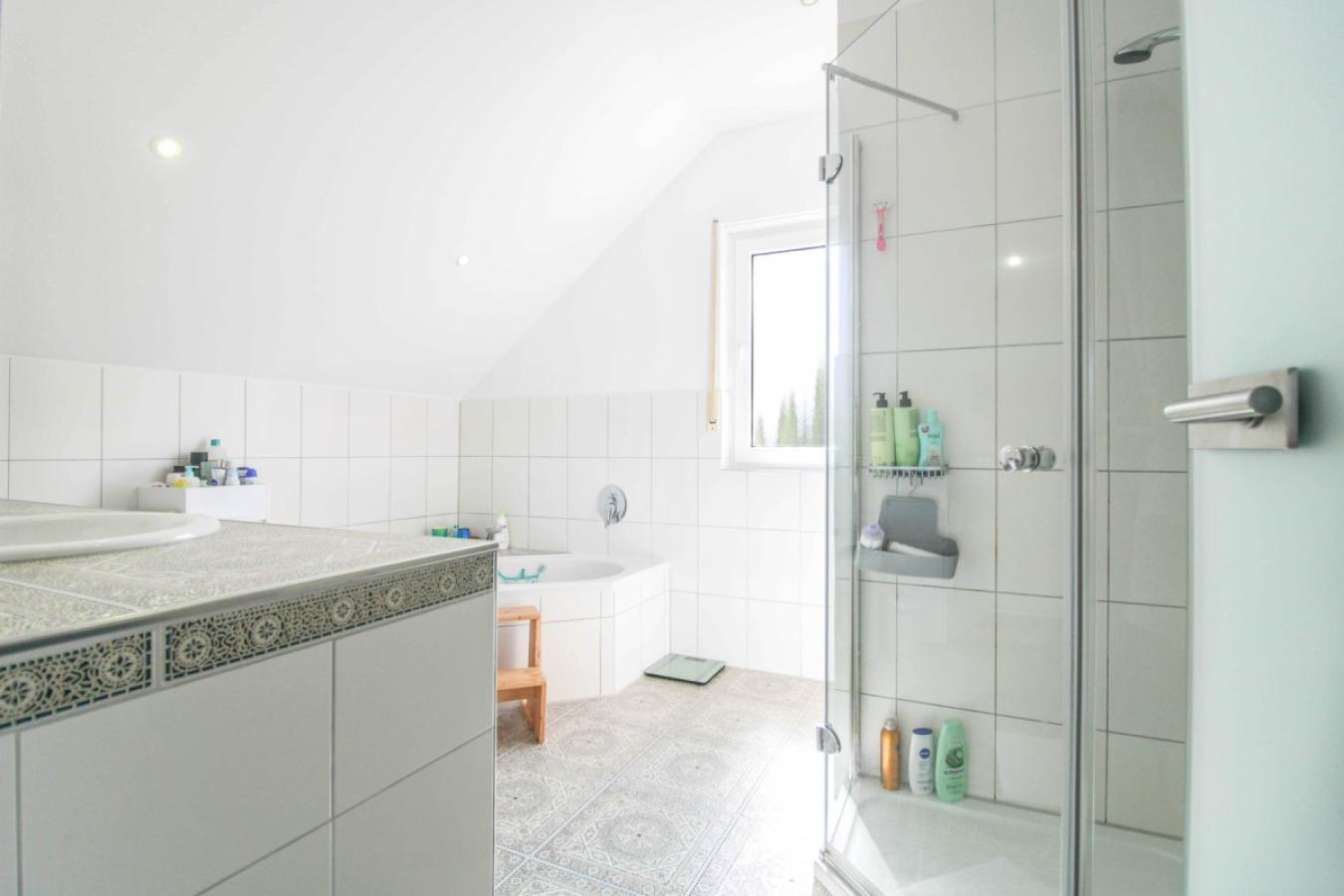 Badezimmer mit Eckbadewanne und Dusche