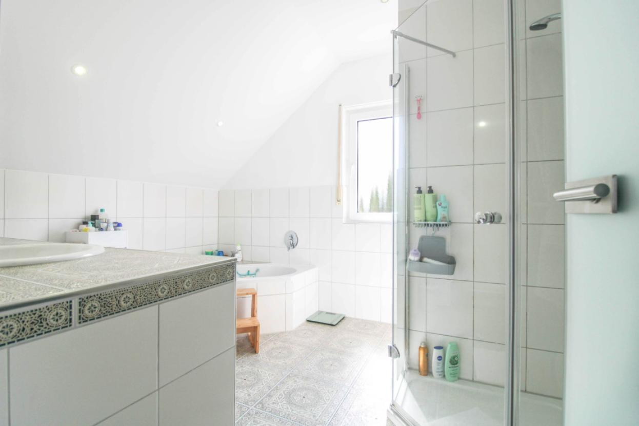 Badezimmer mit Eckbadewanne und Dusche