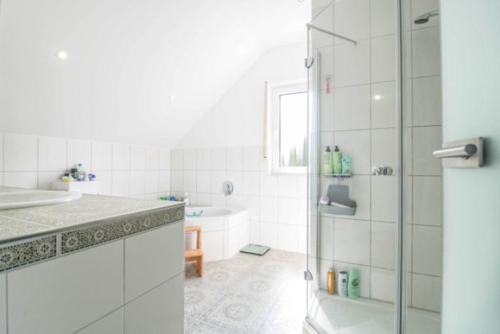 Badezimmer mit Eckbadewanne und Dusche