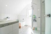 Badezimmer mit Eckbadewanne und Dusche