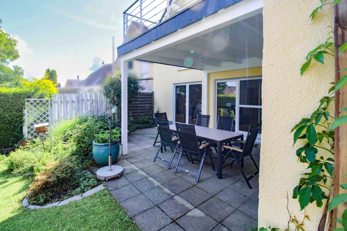 Überdachte Terrasse mit Garagenzugang