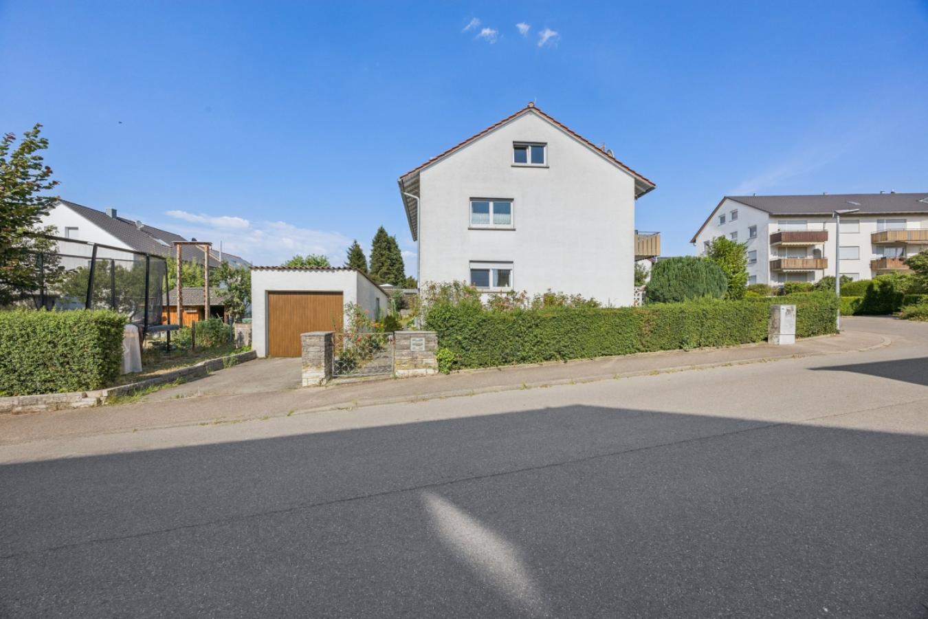 Außenansicht mit Garage 1