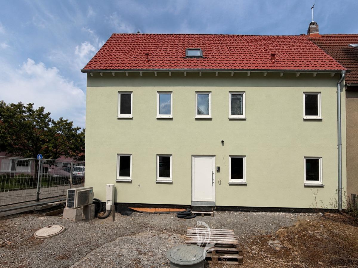 Gebäude Ansicht Stellplatzseite