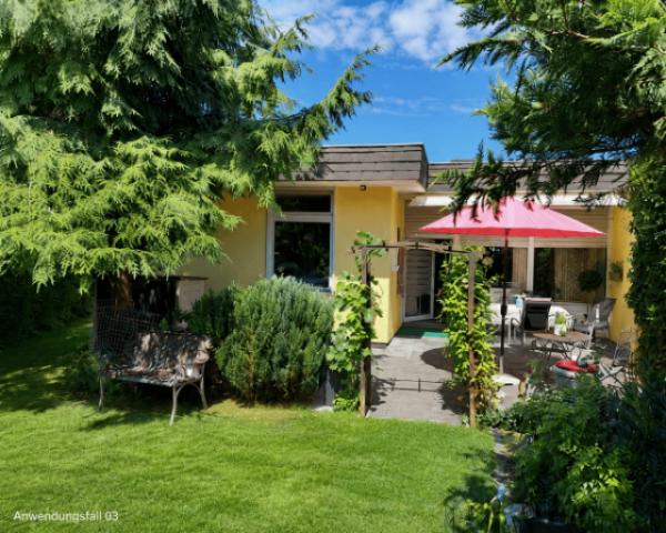 Große sonnige Gartenterrasse