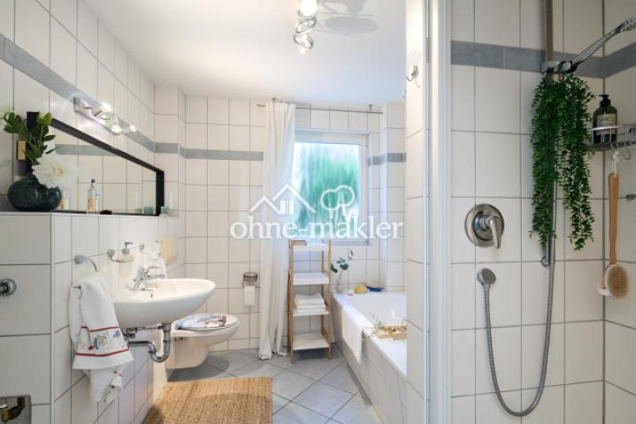 Bad mit Dusche und Badewanne