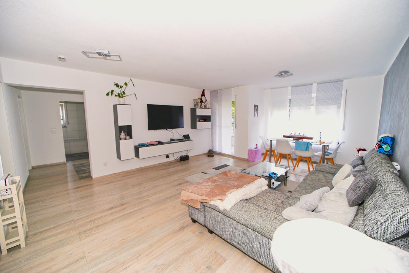 Wohnzimmer mit Balkonzugang