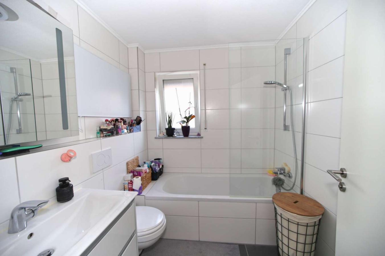 Tageslichtbad mit Badewanne un