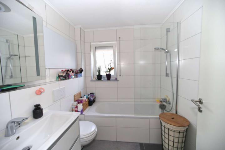 Tageslichtbad mit Badewanne un